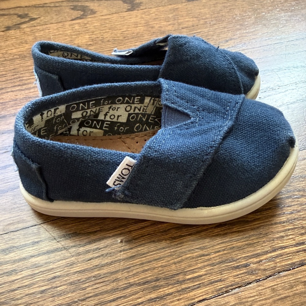 TOMS Kids Classic Dark Blue Canvas Shoes Size 6